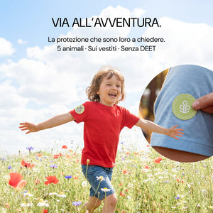 Bambino che corre su un prato con il patch No Bite Please Kids